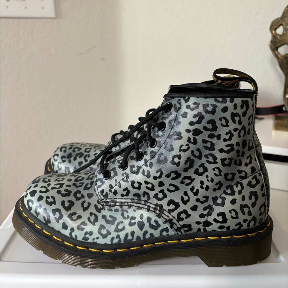 Dr Martens 101 Psycho Leo Charcoal Leopard Print Lace Up Boots women size 7.5